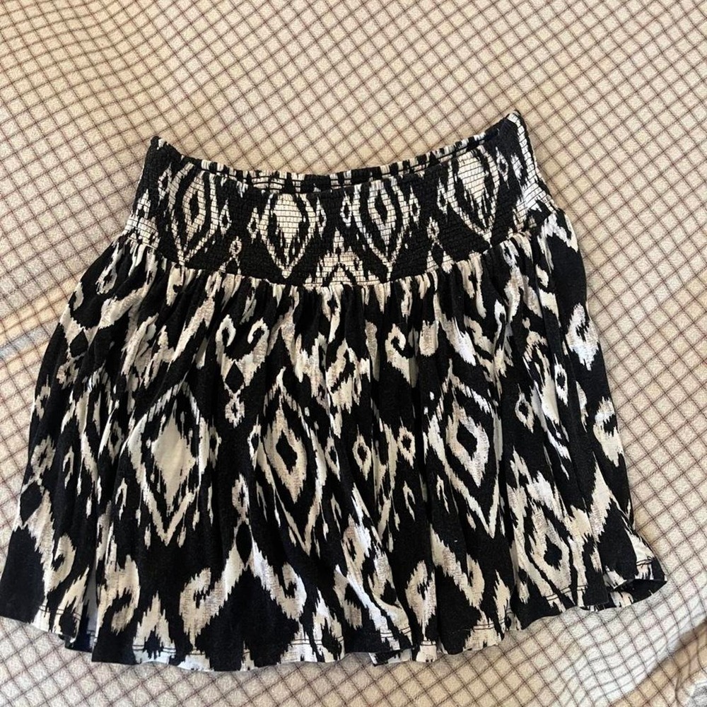 Forever 21 Black White Printed Flowy Mini Skirt Size M